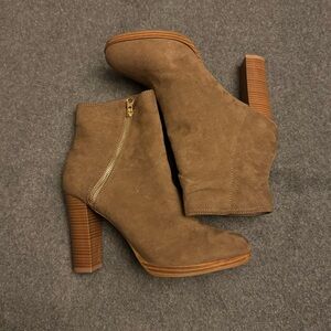 NWOT Wild Diva Tan Heeled Boots with Gold Zipper